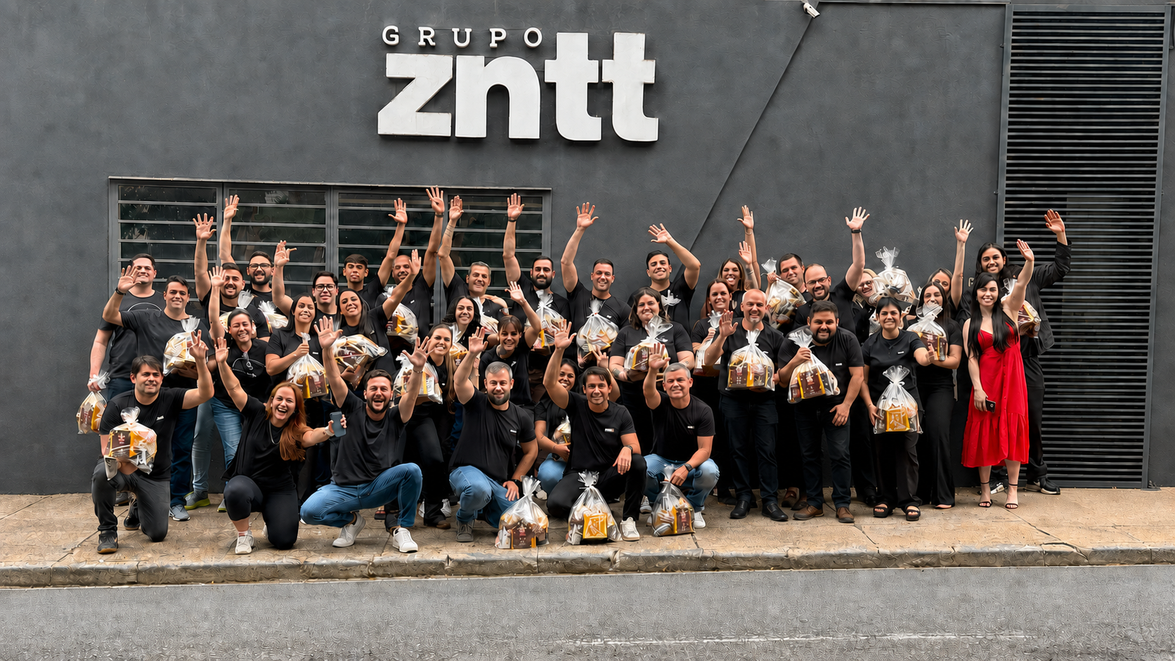 Equipe do Grupo ZNTT reunida em frente à sede
